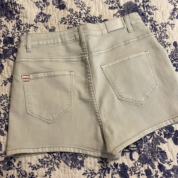 Urban Outfitters High Waist Short 🤍 - Picture 2 of 3